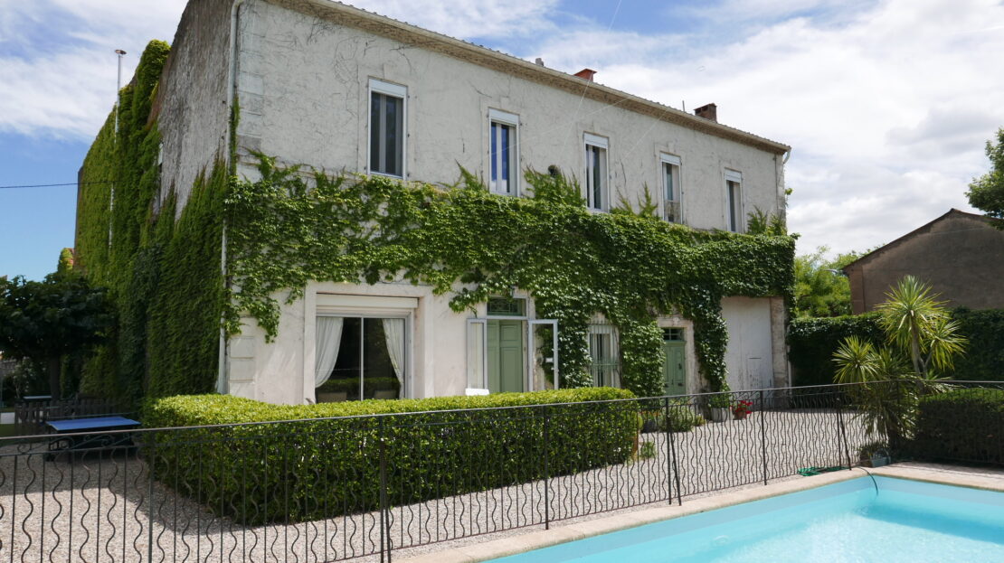 Beautiful Renovated Character House Offering 3 Accomodations On 1810 M2 With Pool. Rare