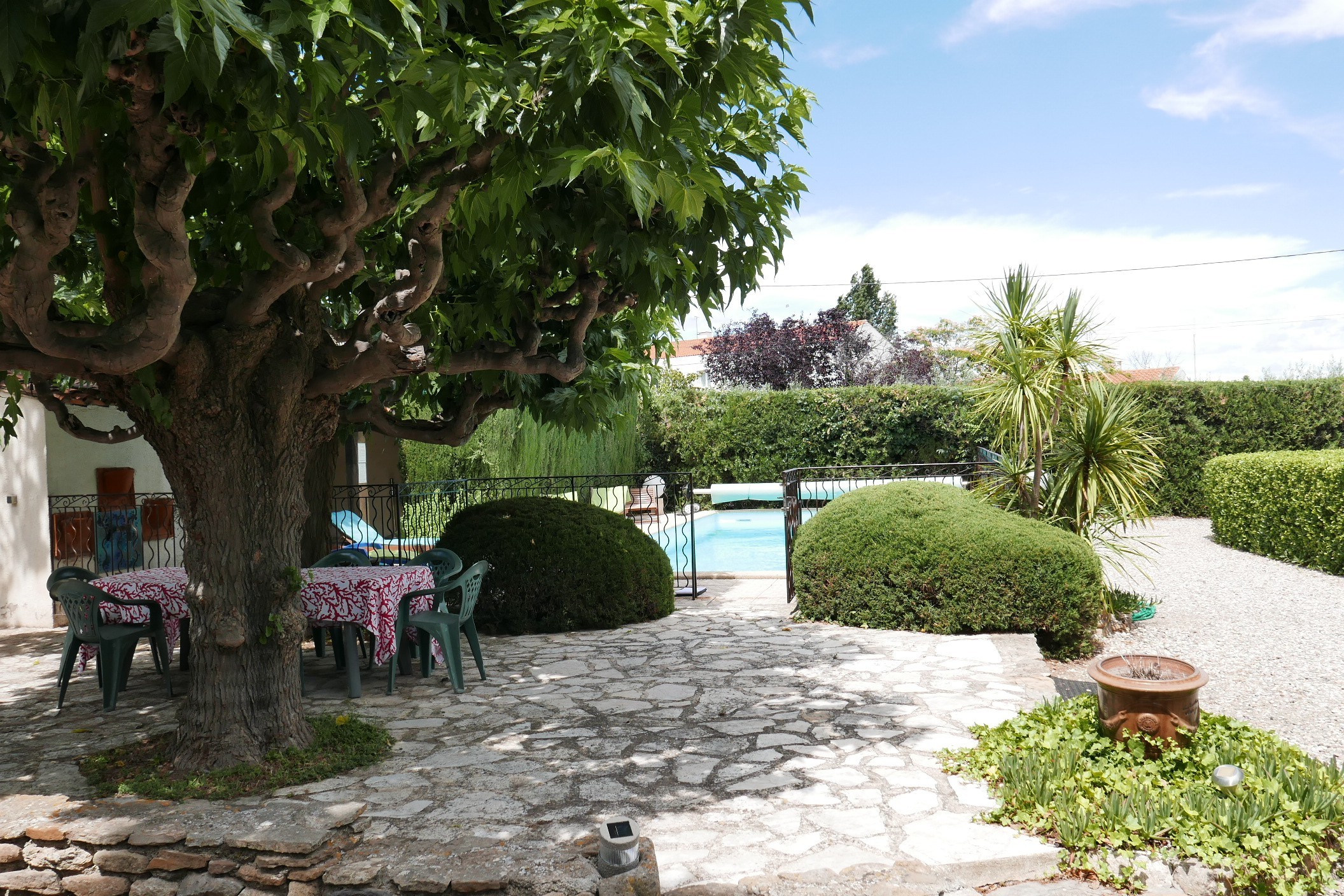 Qlistings Beautiful Renovated Character House Offering 3 Accomodations On 1810 M2 With Pool. Rare image 2