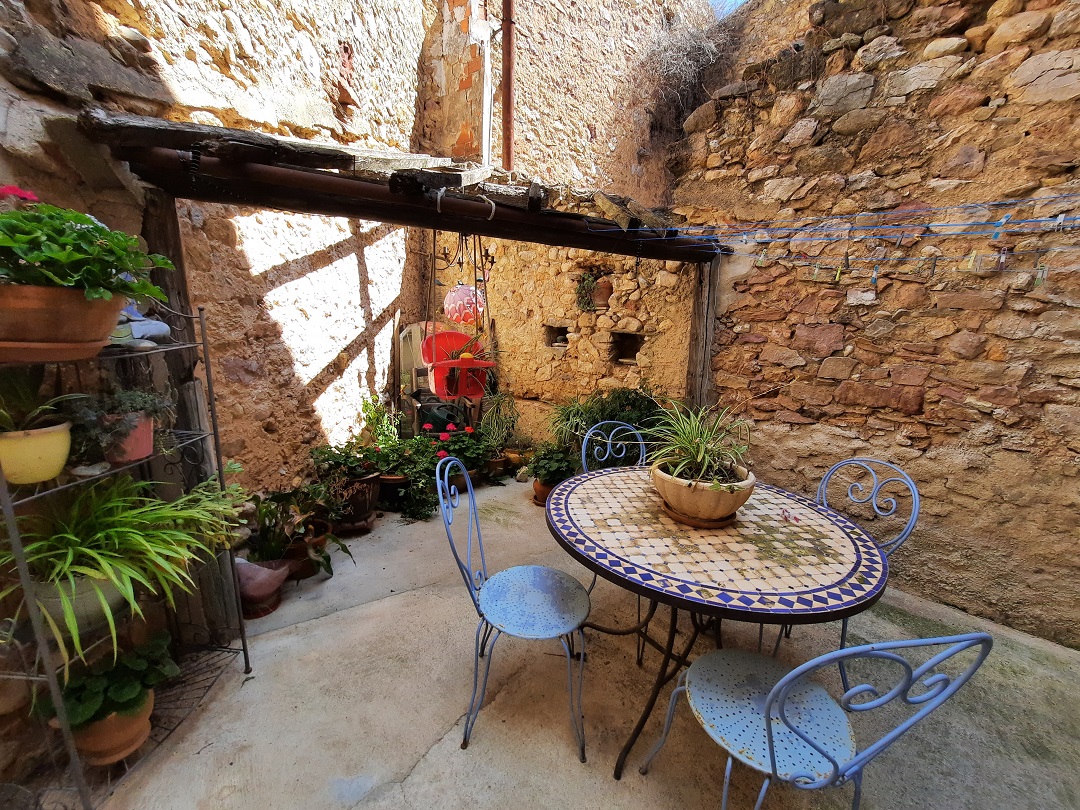 Qlistings - Village House With 350 M2 Of Living Space Renovated Into 4 Apartments Plus Garage And Courtyard. Property Image