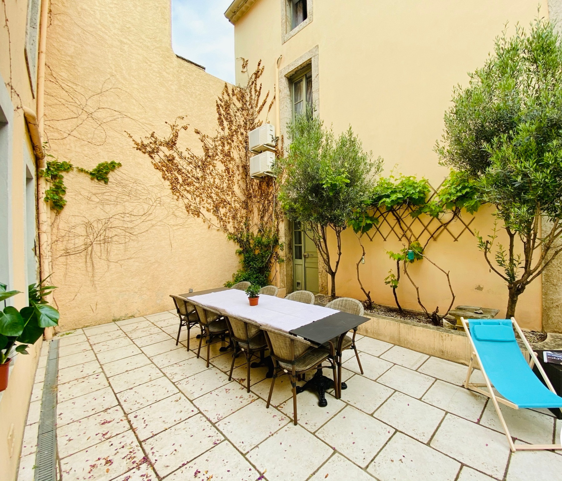 Qlistings - Elegant Maison De Maitre Offering Private Quarters, Separate Part Run As Bnb And Courtyard. Property Image