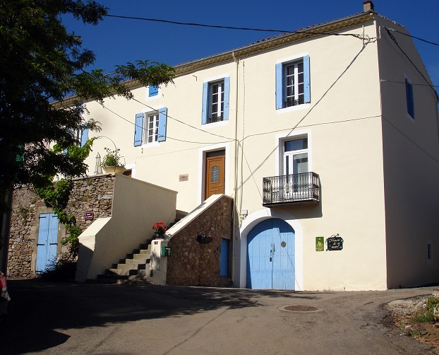 Qlistings - Superb Character Home With 250 M2 Of Living Space, Garden, Pool And Good Rental Activity. Property Image