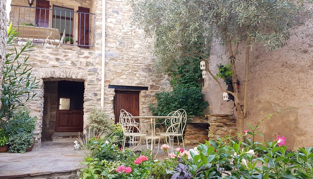 Qlistings - Renovated Stone House With Gite, Studio, Cellars, Courtyard Of 50 M2 And Terraces With Views. Property Image