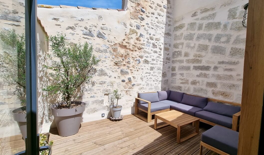 Qlistings Stone House With 130 M2 Of Living Space With Terrace And Garage In The Heart Of The Old Town. main image