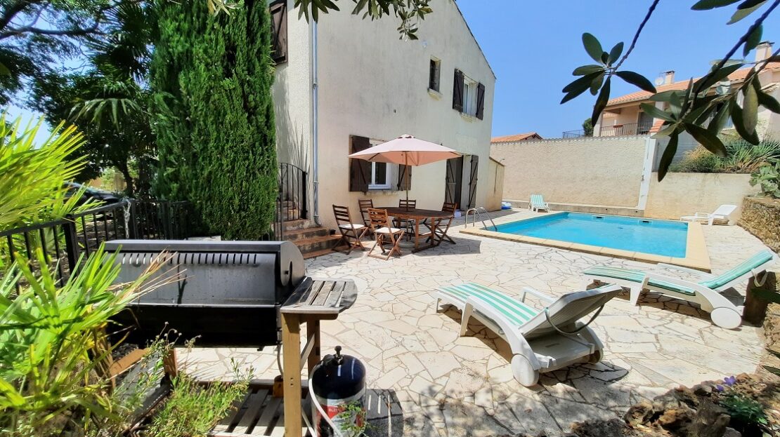 Qlistings - Pretty Villa Divided Into 2 Apartments With Terrace And Garage On A 560 M2 Plot With Pool. Property Image