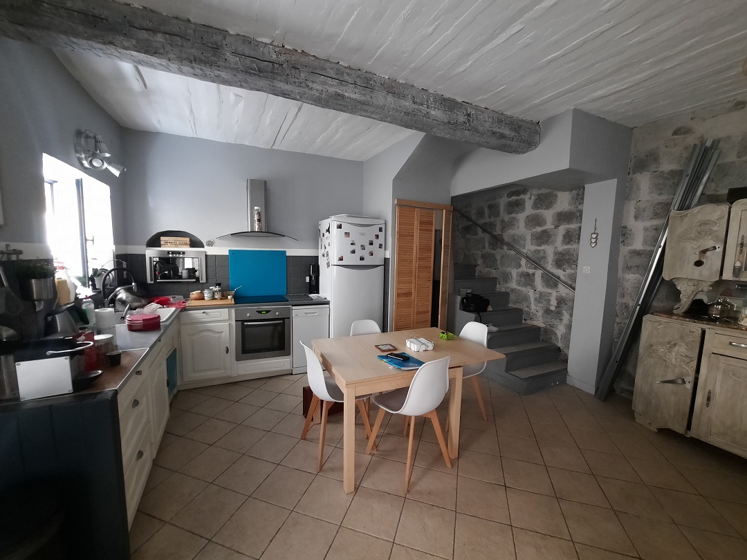 Qlistings - Charming Stone House With 85 M2 Of Living Spave In The Heart Of A Lively Village 5 Minutes From The Beach. Property Image