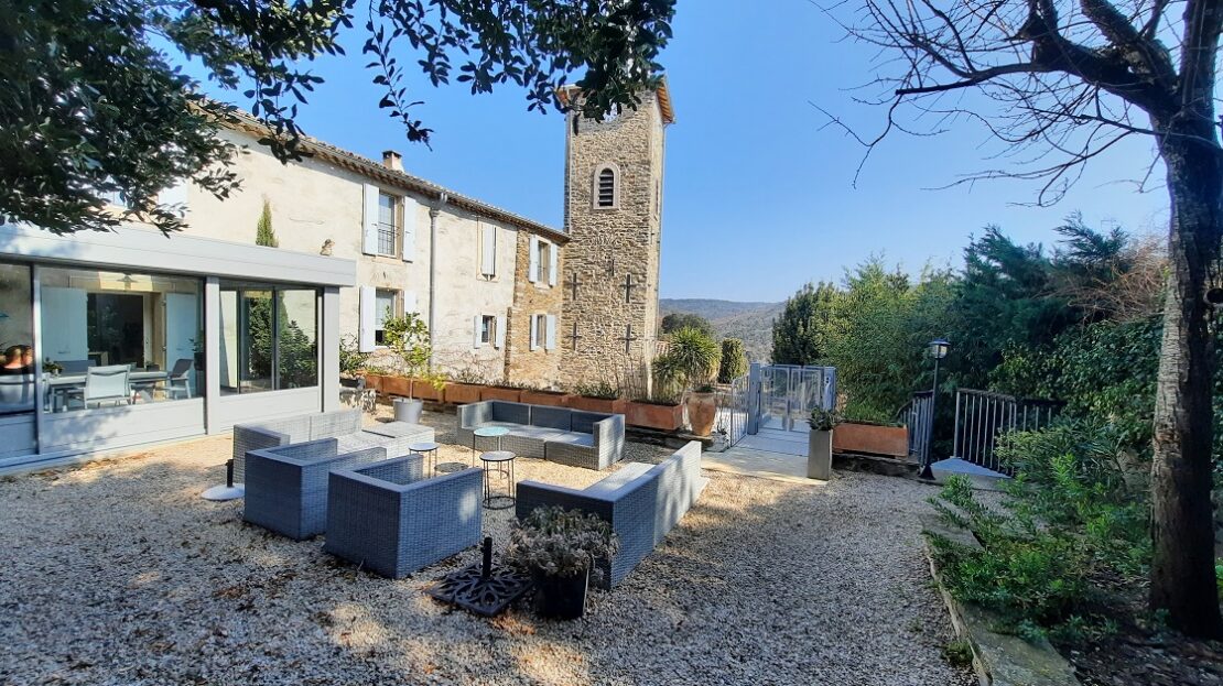 Superb Character House With 210 M2 Of Living Space And Garden Of 600 M2 With Pool.