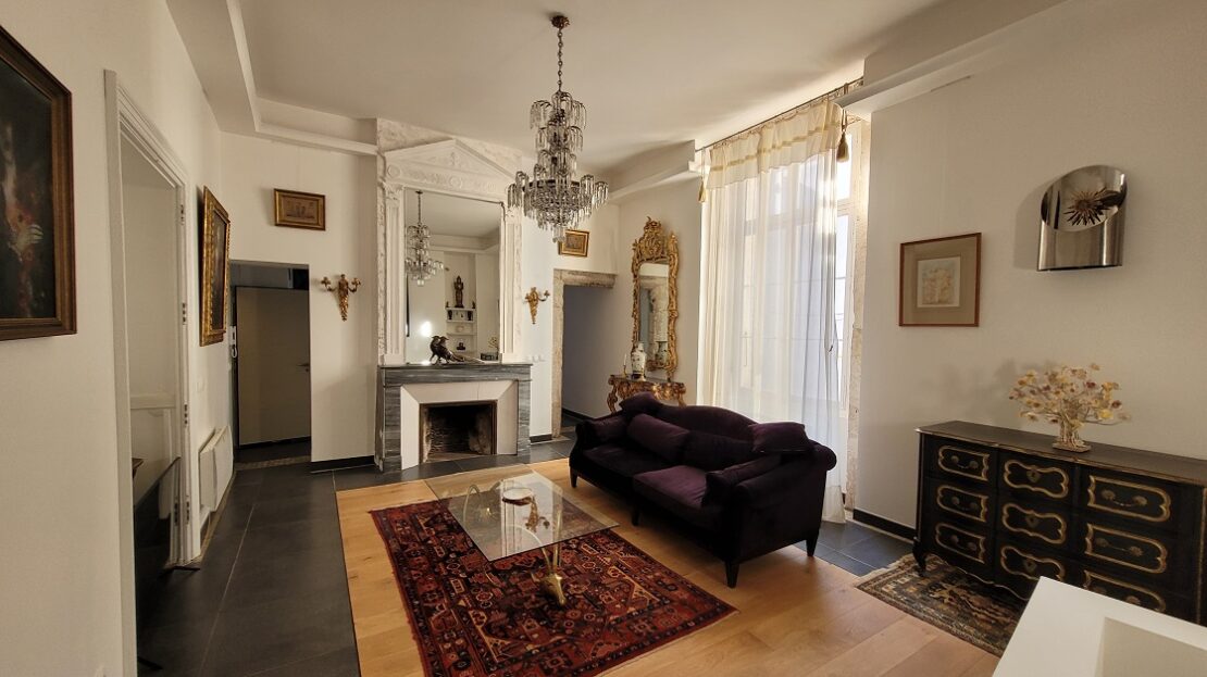 Private Mansion In The Historic Center Offering 330 M2 Of Living Space And A 100 M2 Terrace.