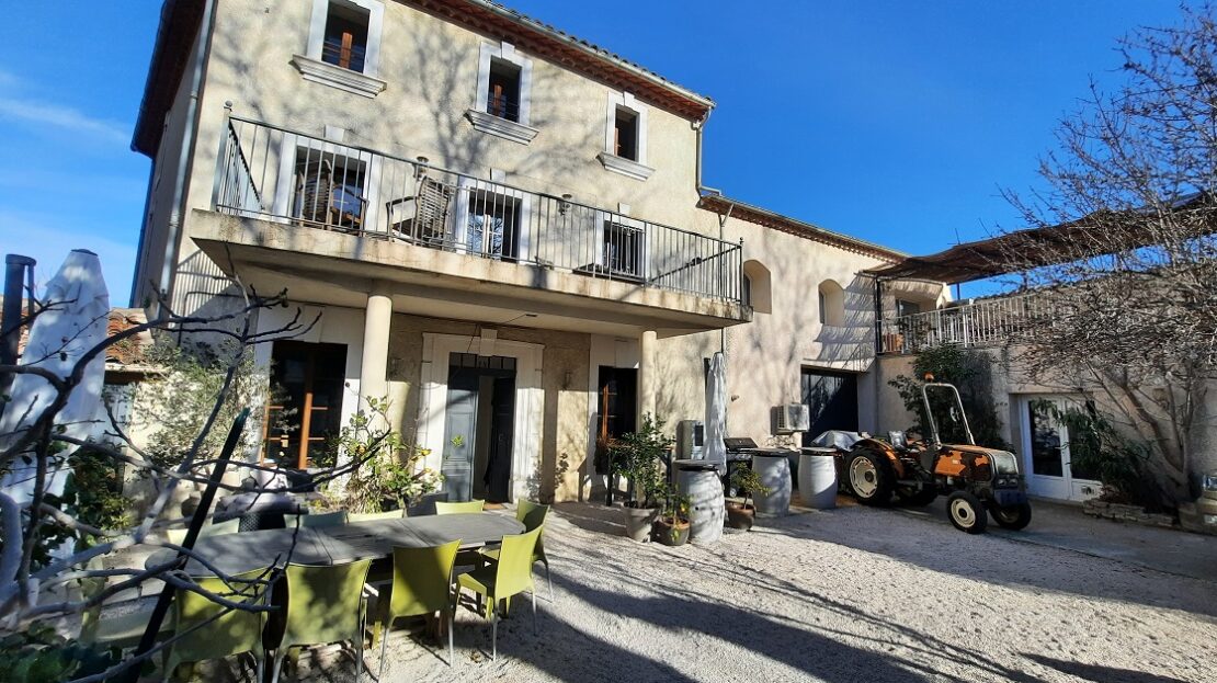 Charming Winegrowers House With A Gite, All Together 340 M2 Of Living Space, Sunny Courtyard And Pool.