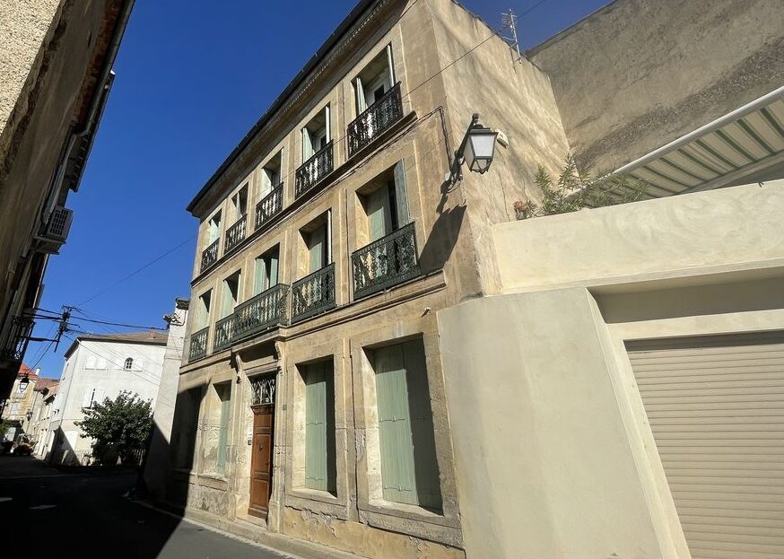 Superb Renovated Mansion With 190 M2 Of Living Space, 4 Bedrooms, Garage And Sunny Terrace.