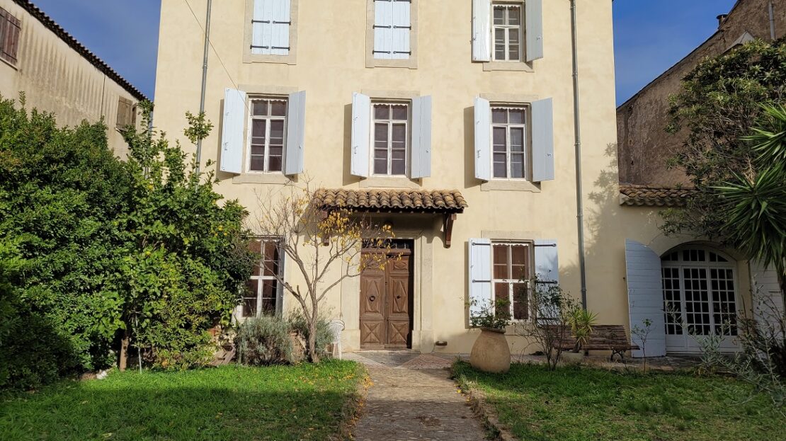 Former Annex Of A Domaine Dating From The 19th Century With 288 M2 Of Living Space On 565 M2 Of Land.