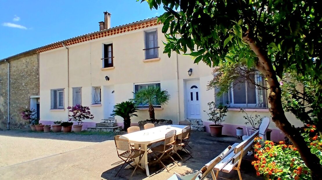 Charming Winegrowers House With 5 Bedrooms, Large Outbuilding, Convertible Attic And A 685 M2 Courtyard With Swimming Pool. Great Potential