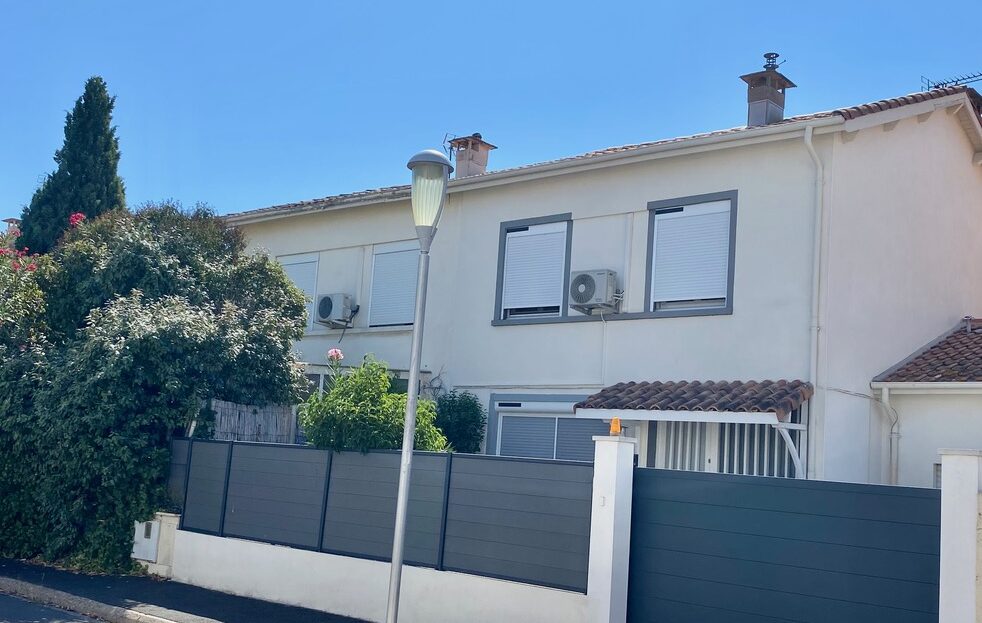 In A Sought-After Town Near The Sea, Attractive Comfortable Villa With 4 Bedrooms, 2 Bathrooms, Garage, Courtyard And Garden On A 275 M2 Plot.